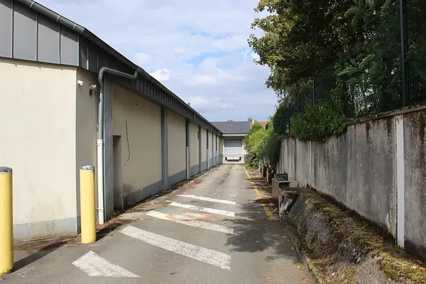 Local de 1000 m2 en centre-ville à Mortagne-sur-Sèvre — photo