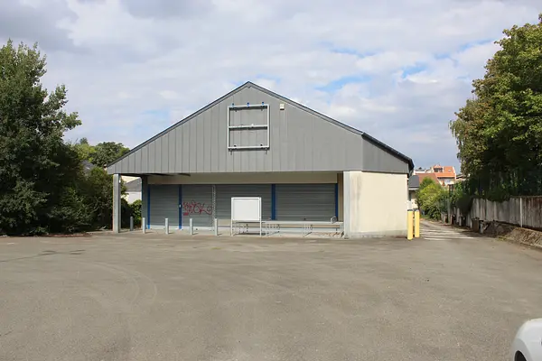Local de 1000 m2 en centre-ville à Mortagne-sur-Sèvre — photo