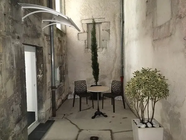 Immeuble en pierre avec une touche contemporaine  à Chaumont — photo