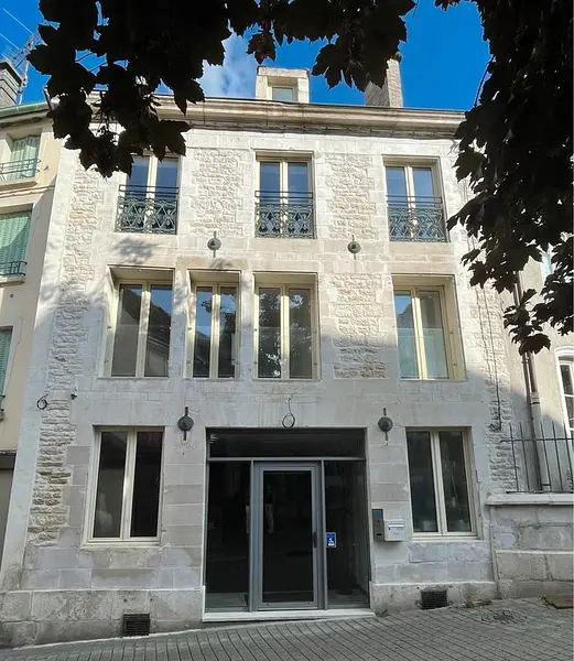Immeuble en pierre avec une touche contemporaine  à Chaumont — photo