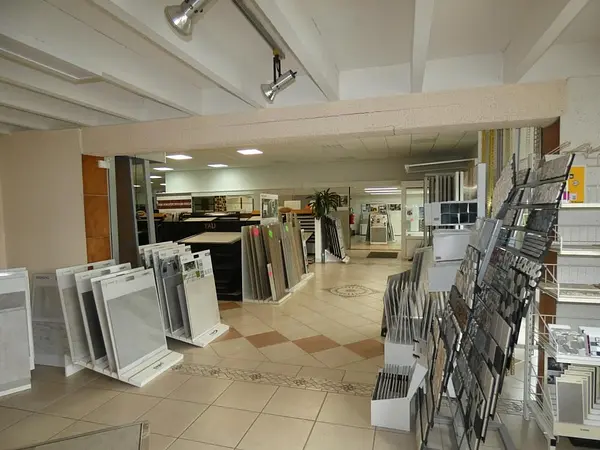 VENTE DU FONDS DE COMMERCE ET MURS D'UN MAGASIN SPECIALISE EN NEGOCE DE REVETEMENTS DE SOLS ET MURAUX (carrelages) à Nogent — photo