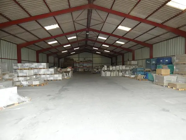 VENTE DU FONDS DE COMMERCE ET MURS D'UN MAGASIN SPECIALISE EN NEGOCE DE REVETEMENTS DE SOLS ET MURAUX (carrelages) à Nogent — photo