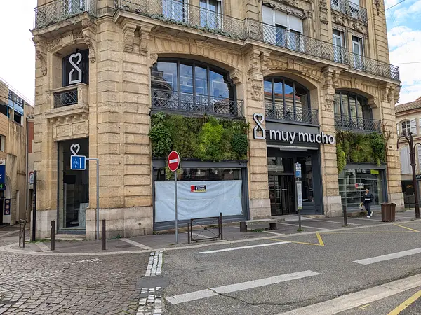 Grand local commercial - rue piétonne - 700m2 à Agen — photo