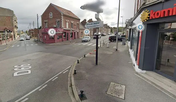 COMPIEGNE: LOCAL COMMERCIAL AVEC BELLE VISIBILITE EN ANGLE SUR AXE PASSANT à Compiègne — photo