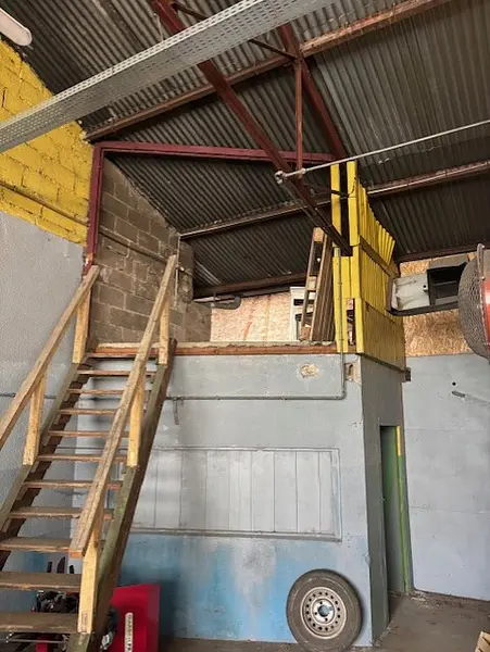 Entrepôt et bureau situé sur un axe passant (belle visibilité) à Avallon — photo