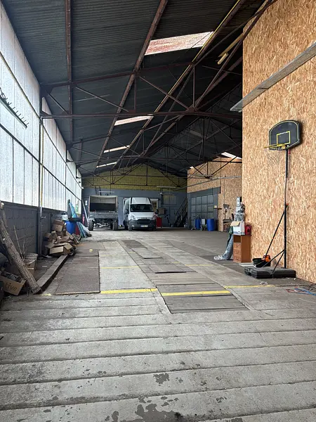 Entrepôt et bureau situé sur un axe passant (belle visibilité) à Avallon — photo