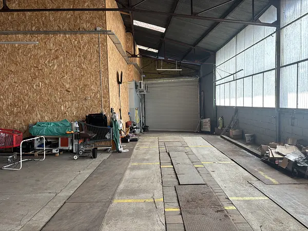 Entrepôt et bureau situé sur un axe passant (belle visibilité) à Avallon — photo